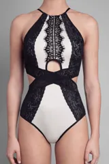 Body en lycra blanco y negro con detalles de encaje, diseño de corte alto y broche en enterpierna.