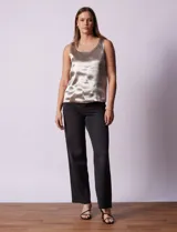 Blusa sin mangas de satén color gris, con escote redondo.