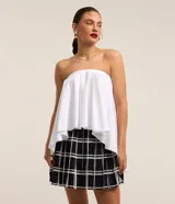 Blusa sin breteles de tricolina blanca, con pliegue delantero y modelo amplio.