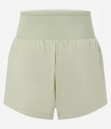Bermuda deportiva femenina de microfibra color amarillo claro, con diseño de doble capa: un short interno ajustado y una capa externa suelta con bajo redondeado. Posee cintura alta.