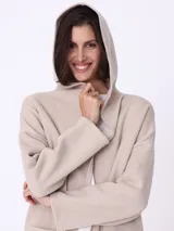 Cárdigan beige con capucha y corte oversize.