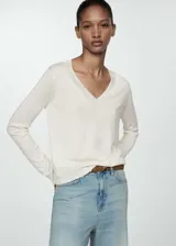 Sweater de punto fino color crema, con cuello en V y mangas largas. Ideal para looks de oficina.