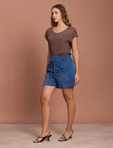 Short de jean azul de lyocell con pretina ancha en punto smock con lazo de ajuste y bolsillos verticales.