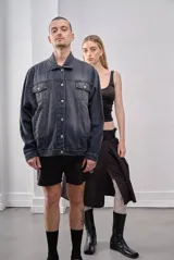 Campera de jean gris oscuro con bolsillos frontales y cierre con botones.