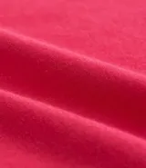 Vestido midi de media malla color fucsia, con cuello redondo, manga corta abullonada y corte en V en la cintura.