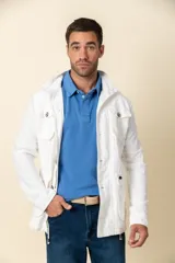 Cazadora blanca de lino con cuello camisero, cierre con botones, cuatro bolsillos frontales con solapa y corte entallado.