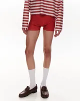 Microshort de lycra color rojo, de corte ajustado y tiro medio.