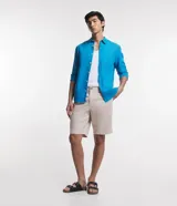 Bermuda masculina de sarga color rosado, con corte recto y bolsillos laterales.