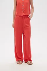 Pantalón de viscosa color beige, de corte ancho y tiro alto, con bolsillos laterales.