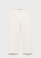 Pantalón de jean color crudo, de corte wideleg, tiro medio, con trabillas, cierre frontal con cremallera y botón, cuatro bolsillos y cinturón con hebilla.