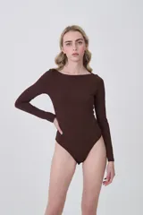 Body de manga larga color marrón oscuro, de tejido liso y ajustado al cuerpo, con escote bote.