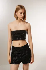 Top strapless negro con lentejuelas.