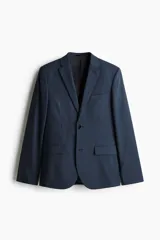 Blazer azul marino de corte slim fit, con solapas de muesca finas, ojal decorativo, botonadura sencilla, bolsillo superior insertado, bolsillos delanteros con solapa, dos bolsillos interiores, botones decorativos en los puños y abertura doble atrás.