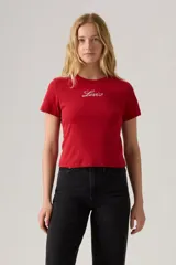 Remera de algodón color rojo con cuello redondo y mangas cortas. Estampado frontal con el logo de Levi's en color blanco.