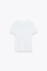 Camiseta blanca de algodón con cuello redondo y mangas cortas con detalle de encaje negro.
