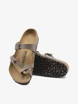 Sandalias Birkenstock modelo Mayari color gris topo, con dos tiras ajustables con hebilla metálica y tira entre los dedos. Plantilla anatómica de corcho y látex cubierta de ante. Suela de goma EVA.