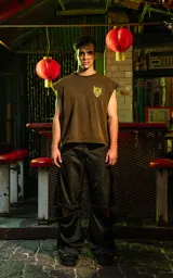 Remera marrón sin mangas con cuello redondo y estampado de personajes de la película Kill Bill.