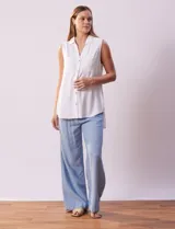 Blusa blanca sin mangas de lino, marca Zac & Rachel. Cuello con solapa, escote en V y abertura central con botones. Delantera con bolsillos aplicados. Laterales con botones aplicados.