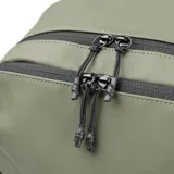 Mochila color verde militar confeccionada en símil cuero suave al tacto con acabado aterciopelado. Cuenta con acceso principal mediante cierre con deslizadores, interior amplio con dos compartimientos (uno acolchonado para notebook), bolsillo interno con cierre, dos bolsillos externos con cierre y dos bolsillos laterales sin cierre.