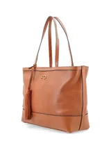 Cartera shopper negra de cuero vacuno con perforaciones y logo metálico de la marca. Incluye un colgante con borla de cuero.