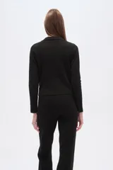 Cárdigan de poliéster con estampado abstracto en tonos marrones y beige, cuello camisero y mangas largas.