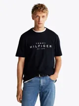 Remera azul marino de algodón con cuello redondo y logo de Tommy Hilfiger estampado en el pecho.