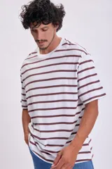 Remera blanca con rayas horizontales color marrón.