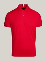 Chomba Tommy Hilfiger Essential de corte regular, color rojo, confeccionada en algodón. Presenta cuello tipo polo, cartera de dos botones y logo bordado en el pecho.