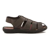 Sandalia marrón de hombre con tiras anchas y ajuste con velcro.