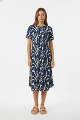 Vestido midi de manga corta con estampado abstracto en tonos azules y blancos, corte holgado y cuello redondo.
