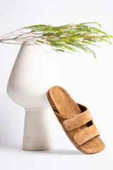 Sandalias de cuero color marrón claro con dos tiras anchas horizontales sobre el empeine.