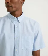 Camisa de hombre de manga corta confeccionada en mezcla de lino y algodón. Presenta un calce comfort, cuello camisero, cierre frontal con botones y un bolsillo en el pecho. Marca Marfinno.