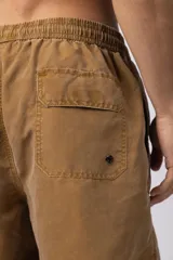 Short de baño gris con cintura elastizada y cordón ajustable. Tiene bolsillos laterales y logo de la marca en la pierna derecha.