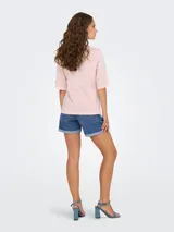 Remera rosa de algodón con estampado de cocos y texto en color naranja.