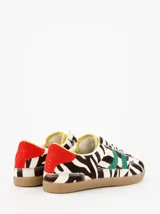 Championes Coolway modelo Kizuna Zebra Motion de edición limitada. Zapatillas bajas con estampado de cebra, detalles en rojo, verde y amarillo, ajuste con cordones, plantilla acolchada y suela de goma color miel.
