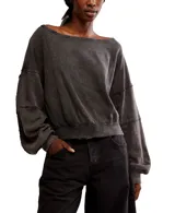 Buzo de tejido térmico de algodón con textura, color gris oscuro. Es de corte relajado y ligeramente corto, con escote redondo ancho, mangas dolman caídas con puños elastizados, costuras expuestas y dobladillo con banda.
