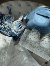 Corset de jean celeste con perlas, strass y tiras removibles.