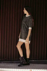 Bota corta de cuero color marrón oscuro, con hebilla dorada y arnés desmontable.