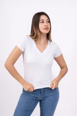 Remera blanca de cuello en V y mangas cortas.