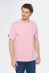 Remera manga corta color rosa con cuello redondo y logo bordado en el pecho.