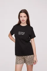 Remera negra de algodón con frase estampada en el frente: "why overthink when u can over drink".