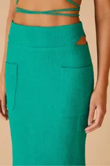 Falda larga color verde con diseño de tejido tweed y abertura lateral.