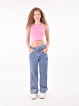 Musculosa corta de algodón color rosa, con cuello redondo y sisas amplias.
