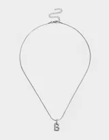 Cadena plateada de acero quirúrgico con dije de letra "B" con strass incrustados.
