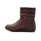 Botita de moda para clima frío, color marrón, con parte superior de cuero sintético tratado con 3M Scotchgard, forro de chenilla, cierre lateral, y plantilla Skechers Air-Cooled Memory Foam acolchada.