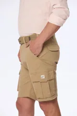 Bermuda cargo azul marino con cinto, confeccionada en 98% algodón y 2% spandex. Presenta bolsillos laterales tipo cargo con solapa y botón.
