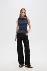 Pantalón de jean negro con glitter, corte recto y tiro alto.