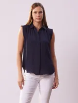 Blusa azul marino de gasa marca Tahari, con cuello a la base con solapa, abertura central con botones ocultos y detalle plisado en hombros.
