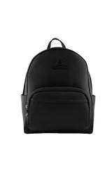 Mochila negra de cuero sintético con tiras regulables, bolsillos laterales, bolsillo frontal con cierre y organizador interno.