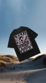 Remerón negro con estampa rectangular en la espalda con diseño abstracto en color lila.